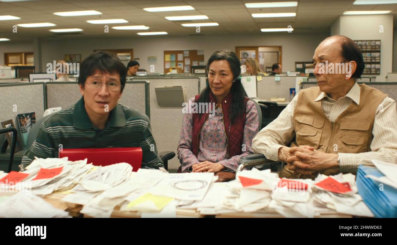 EVERYTHING EVERYWHERE ALL AT ONCE, from left Ke Huy Quan, Michelle