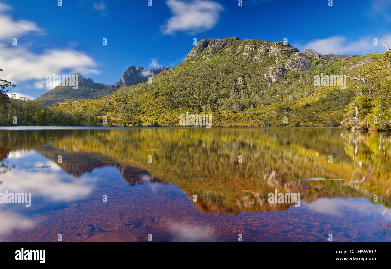 Mountain lake reflection peaks hi-res stock photography and images - Alamy
