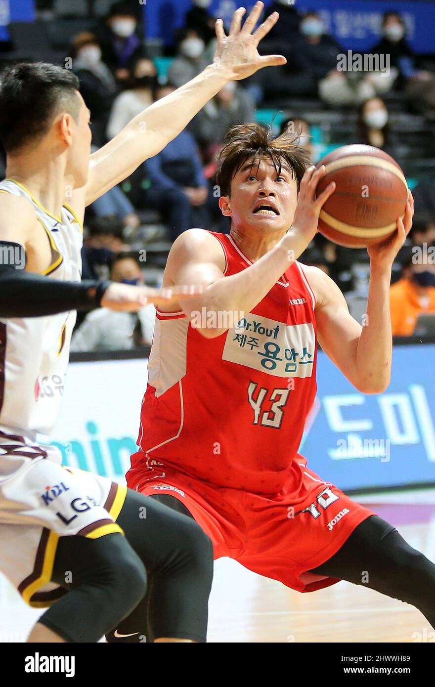 08th Mar, 2022. Basketball: Goyang Orion Orions vs. Changwon LG Sakers Lee  Dae-sung of the Goyang Orion Orions (R) goes up for a shot during a Korean  Basketball League game against the