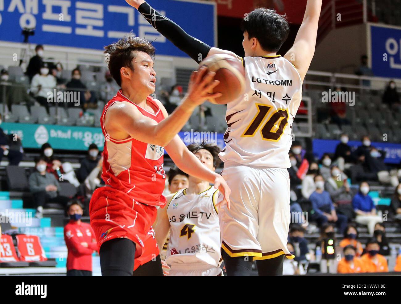 08th Mar, 2022. Basketball: Goyang Orion Orions vs. Changwon LG Sakers Lee  Dae-sung of the Goyang Orion Orions (L) goes up for a shot during a Korean  Basketball League game against the