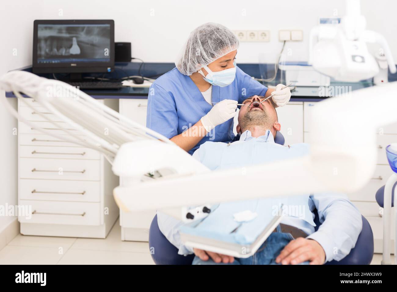 Dentist in surgical mask cap hi-res stock photography and images - Alamy