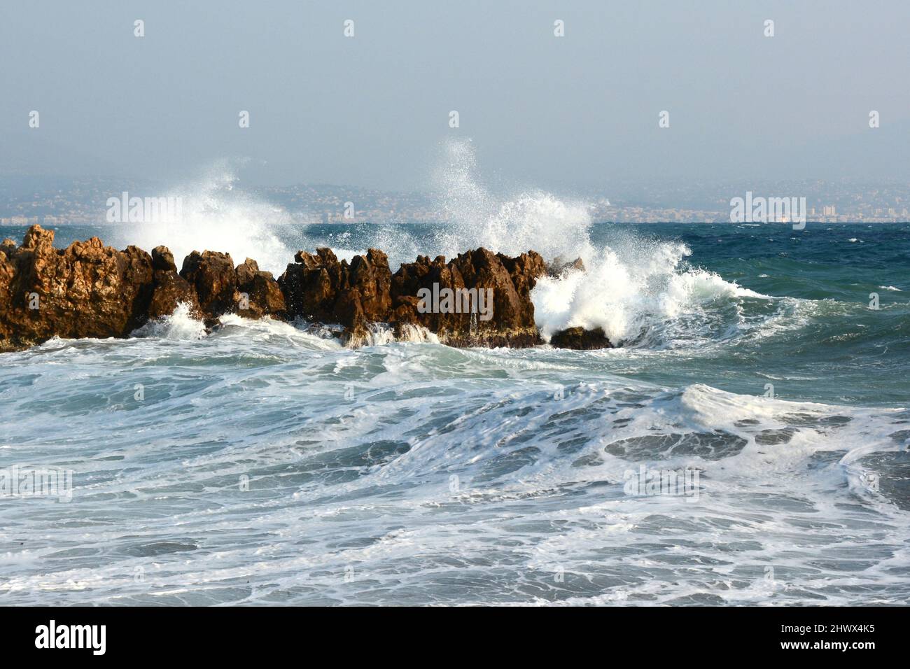 France, côte d'azur, cap d'Antibes, la Garoupe, par un violent vent d'est  de puissantes vagues se brisent sue les rochers. Stock Photo