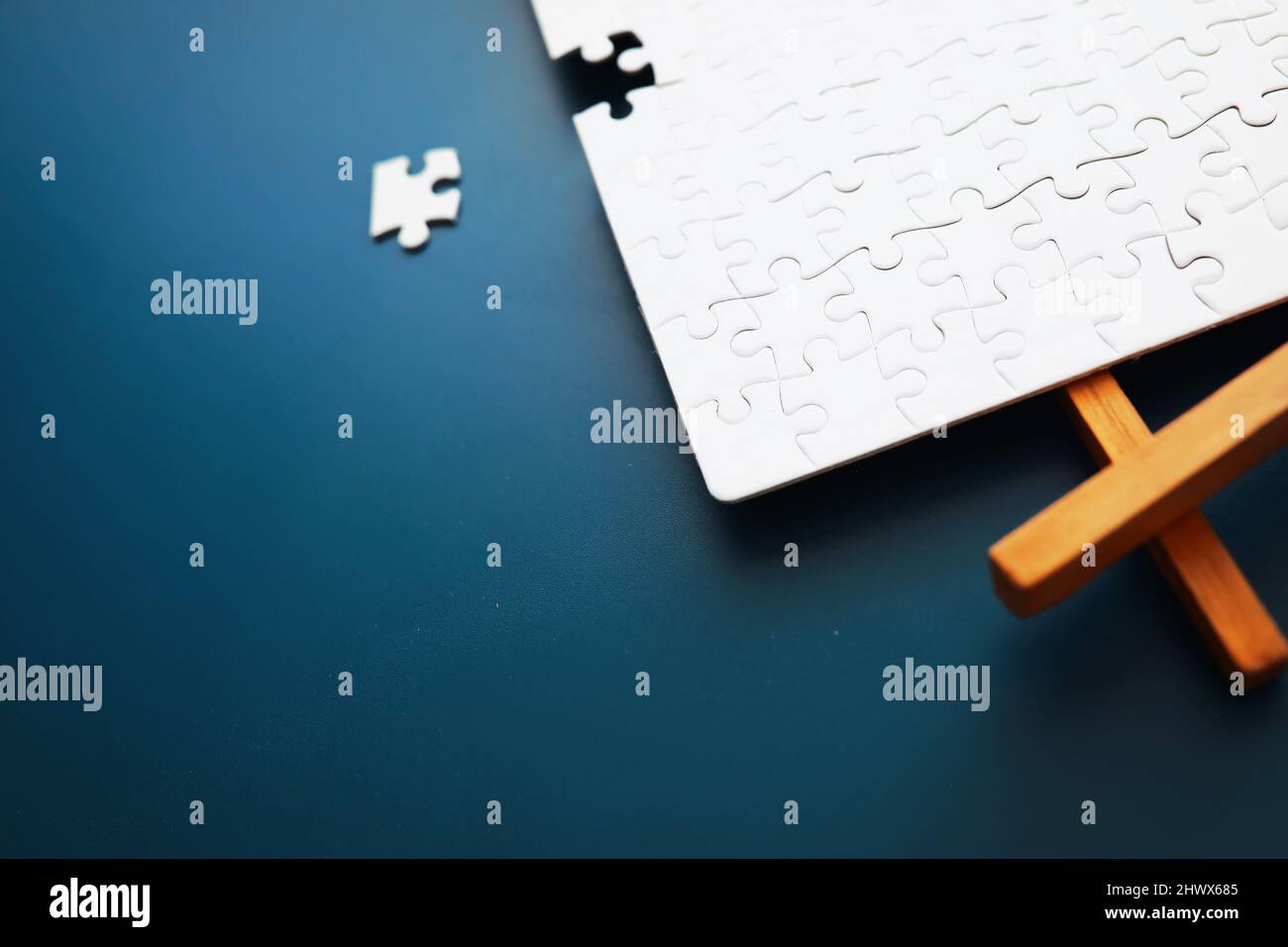 Intellectual puzzles. The puzzle empty. The hand puts together puzzle  pieces. Brain training Stock Photo - Alamy