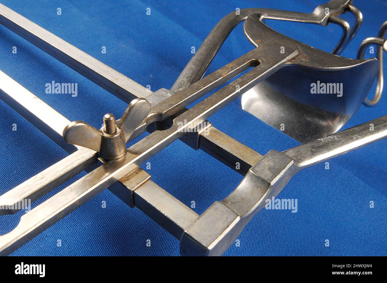 Balfour selfretaining retractor. This keeps the edges of the wound