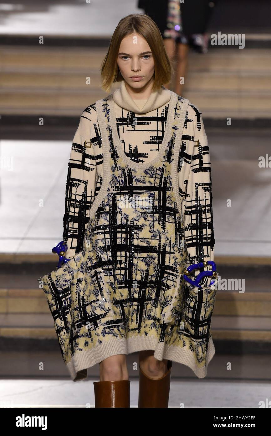 Paris, Frankreich. 07th Mar, 2022. LOUIS VUITTON Fall/Winter 2022-23 Runway  during Paris Fashion Week - Paris, France. 07/03/2022 Credit: dpa/Alamy  Live News Stock Photo - Alamy