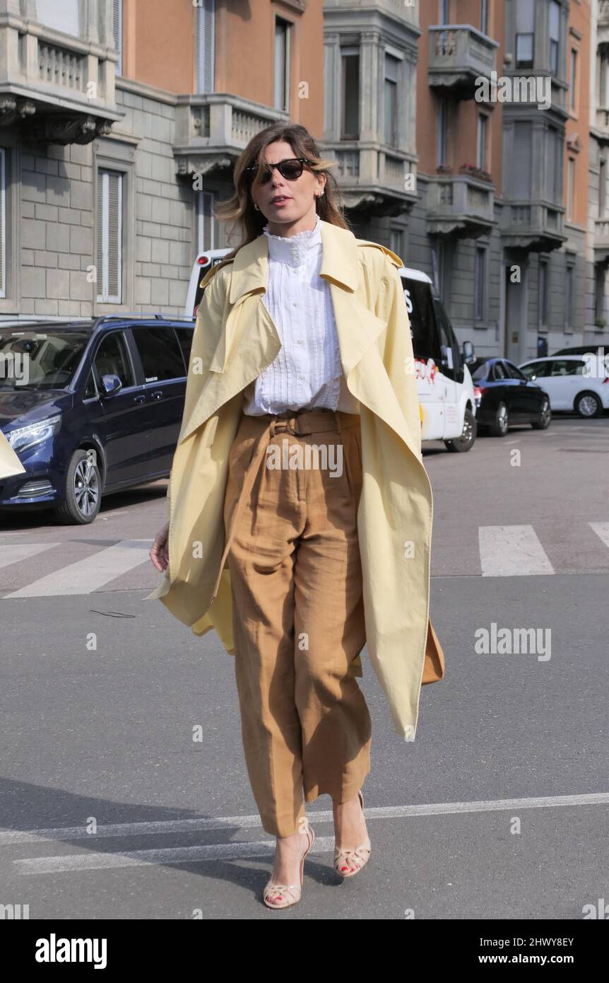fashion-blogger-street-style-outfit-during-milano-fashion-week-2022