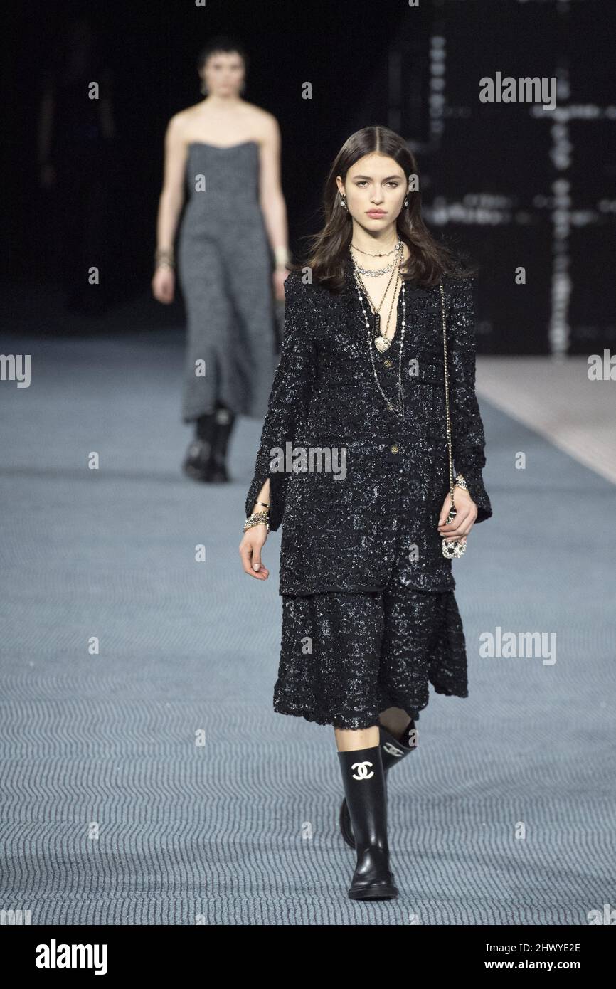 A model walks the runway during the Chanel Womenswear Fall Winter  Nieuwsfoto's - Getty Images