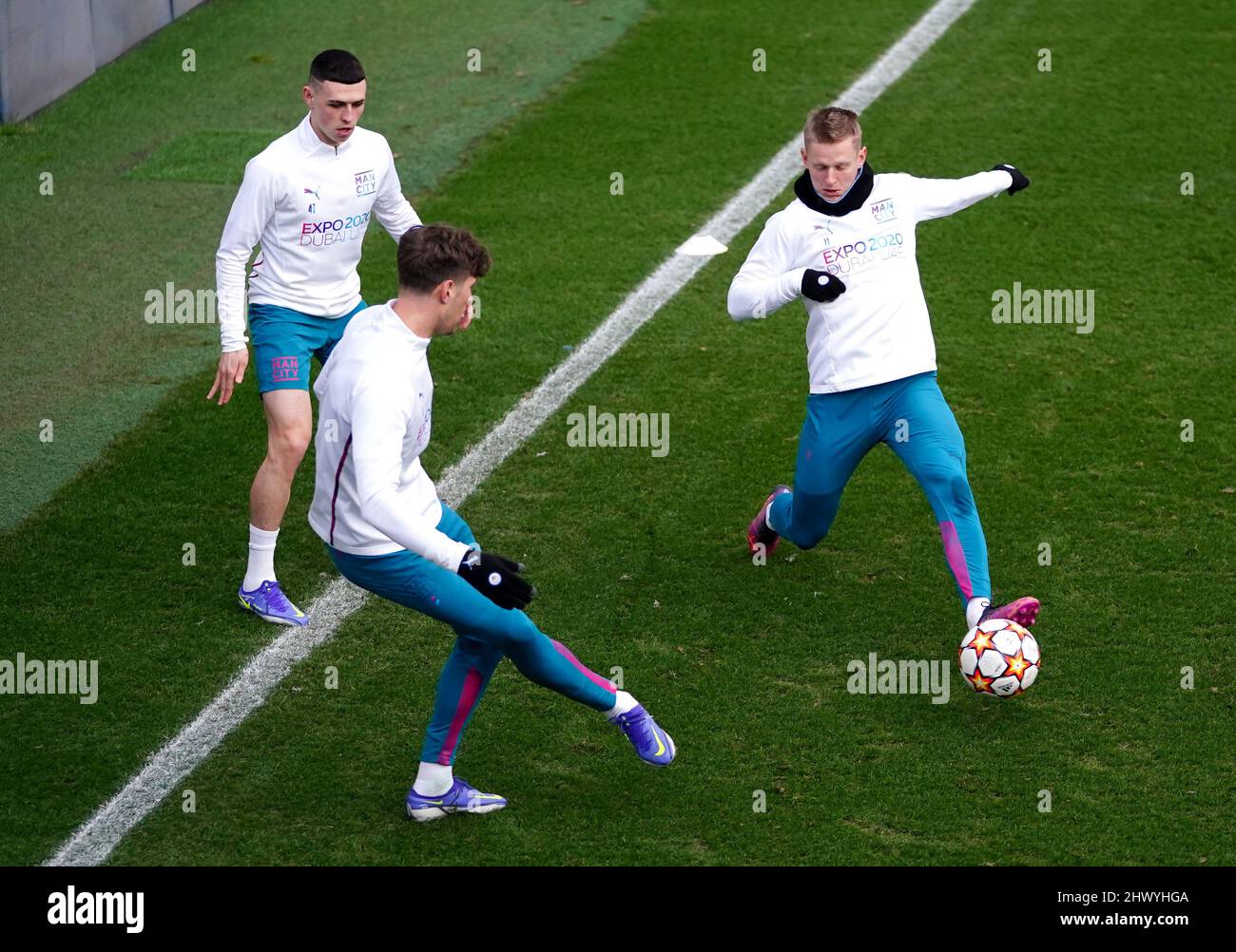 Manchester City's Oleksandr Zinchenko (right), Phil Foden (back left