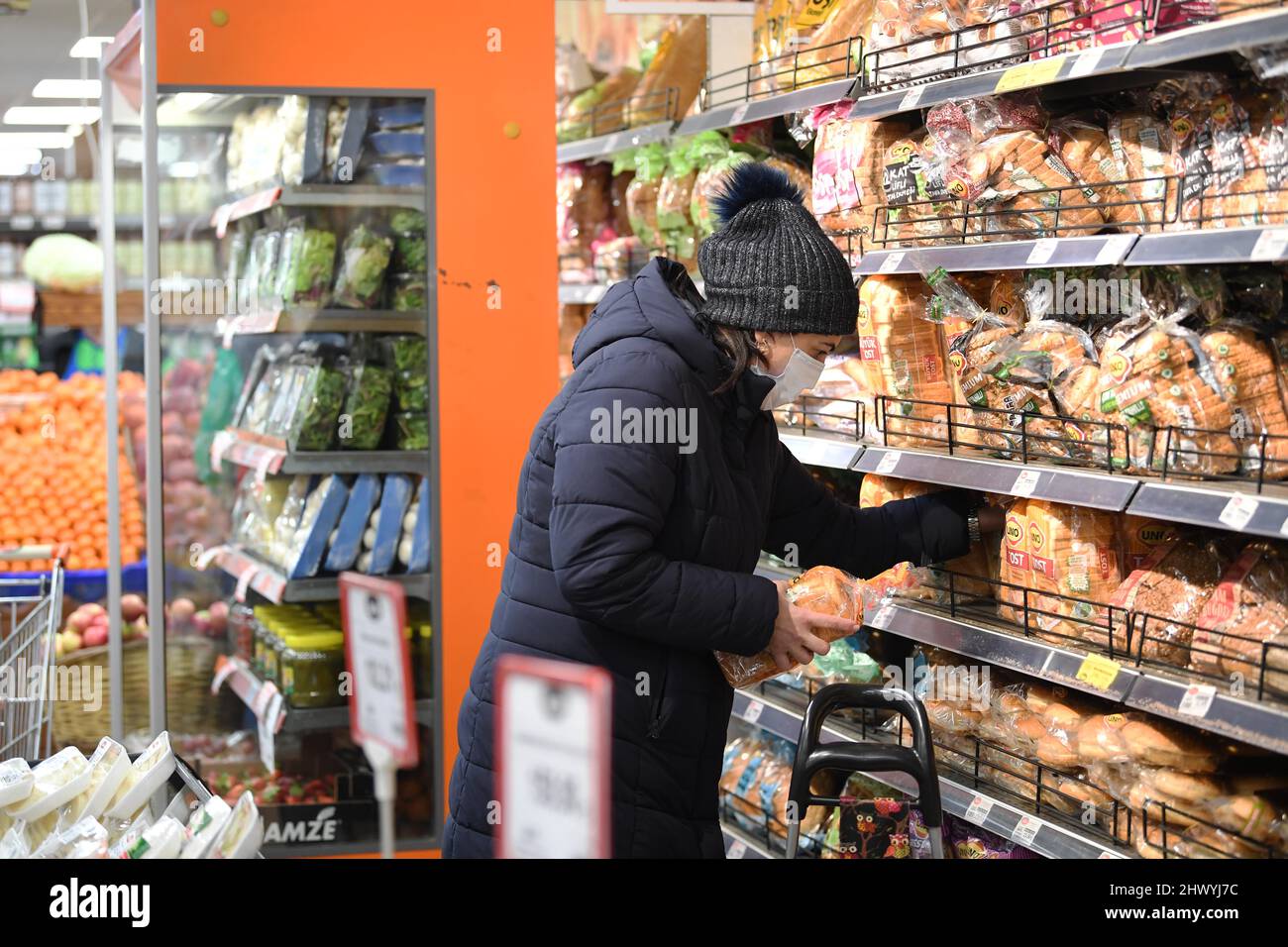 istanbul-turkey-7th-mar-2022-a-customer-shops-at-a-supermarket-in