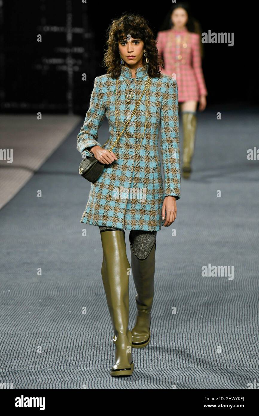 Paris, Frankreich. 08th Mar, 2022. CHANEL Fall/Winter 2022-23 Runway during  Paris Fashion Week - Paris, France. 08/03/2022 Credit: dpa/Alamy Live News  Stock Photo - Alamy