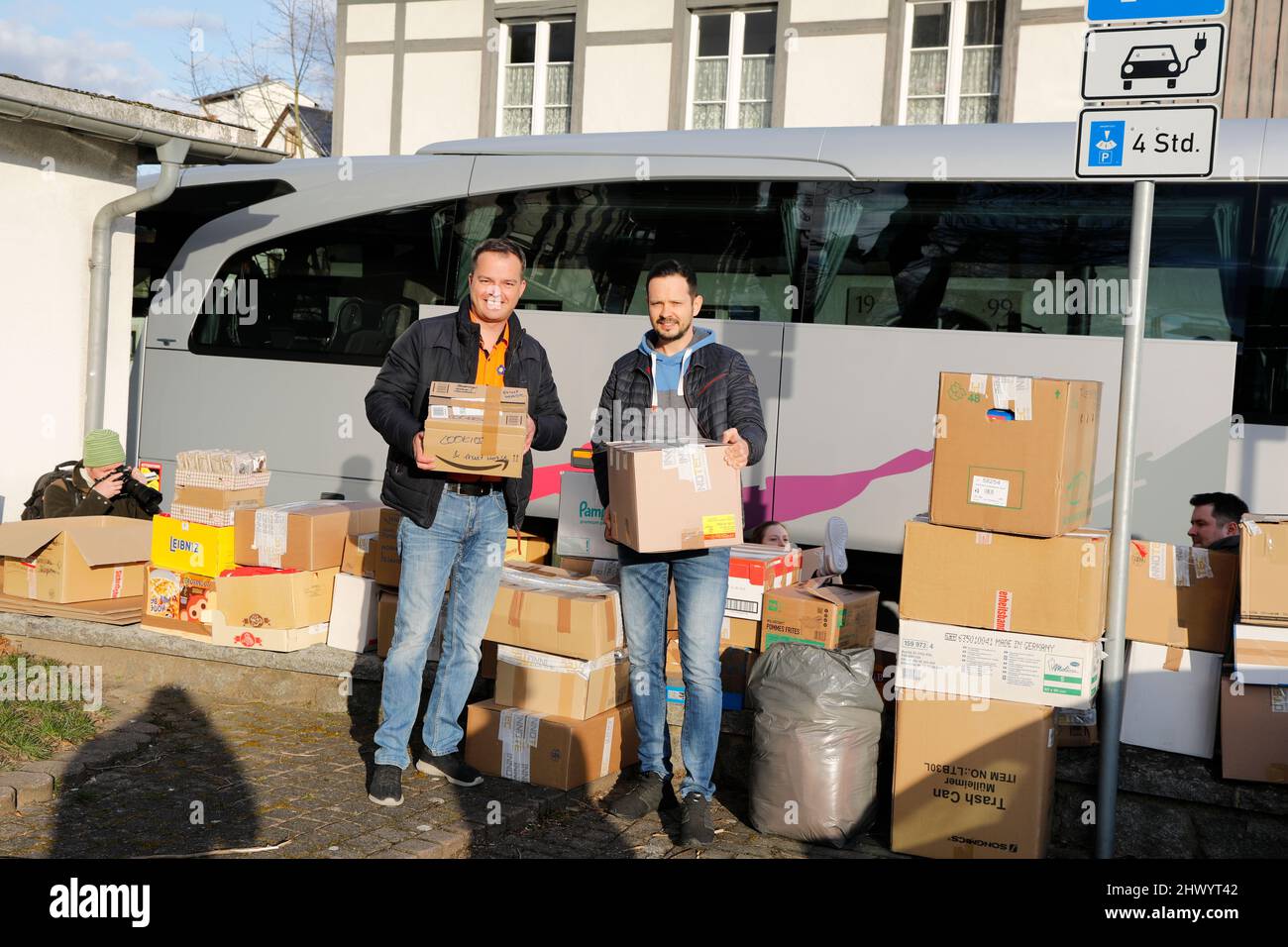 Tourismusunternehmer Andreas Thomas und Metallunternehmer Martin Düring haben den Hilfskonvoi organisiert - Zwei Reisebusse aus der Region Bautzen bri Stock Photo