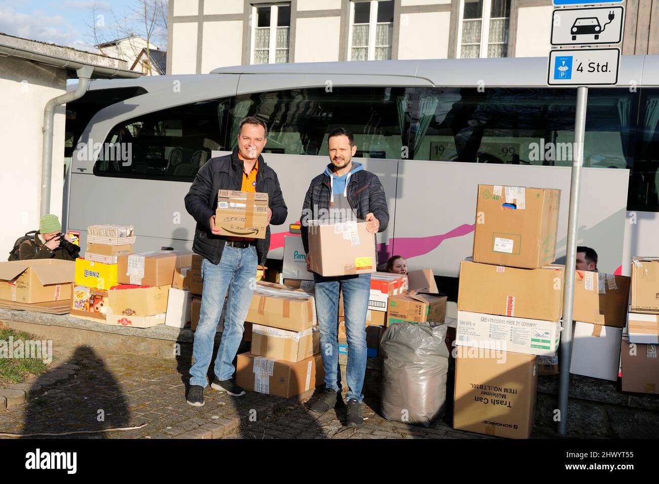 Tourismusunternehmer Andreas Thomas und Metallunternehmer Martin Düring haben den Hilfskonvoi organisiert - Zwei Reisebusse aus der Region Bautzen bri Stock Photo