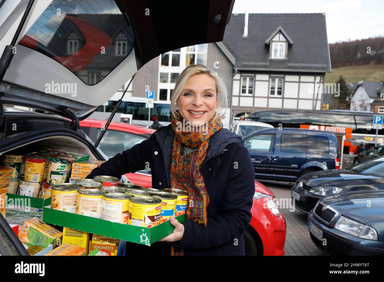 Uta Bresan engagiert sich für die Bus Brücke und hilft beim beladen der Busse. Außerdem brachte sie einen Kofferraum voller Lebensmittel - Zwei Reiseb Stock Photo