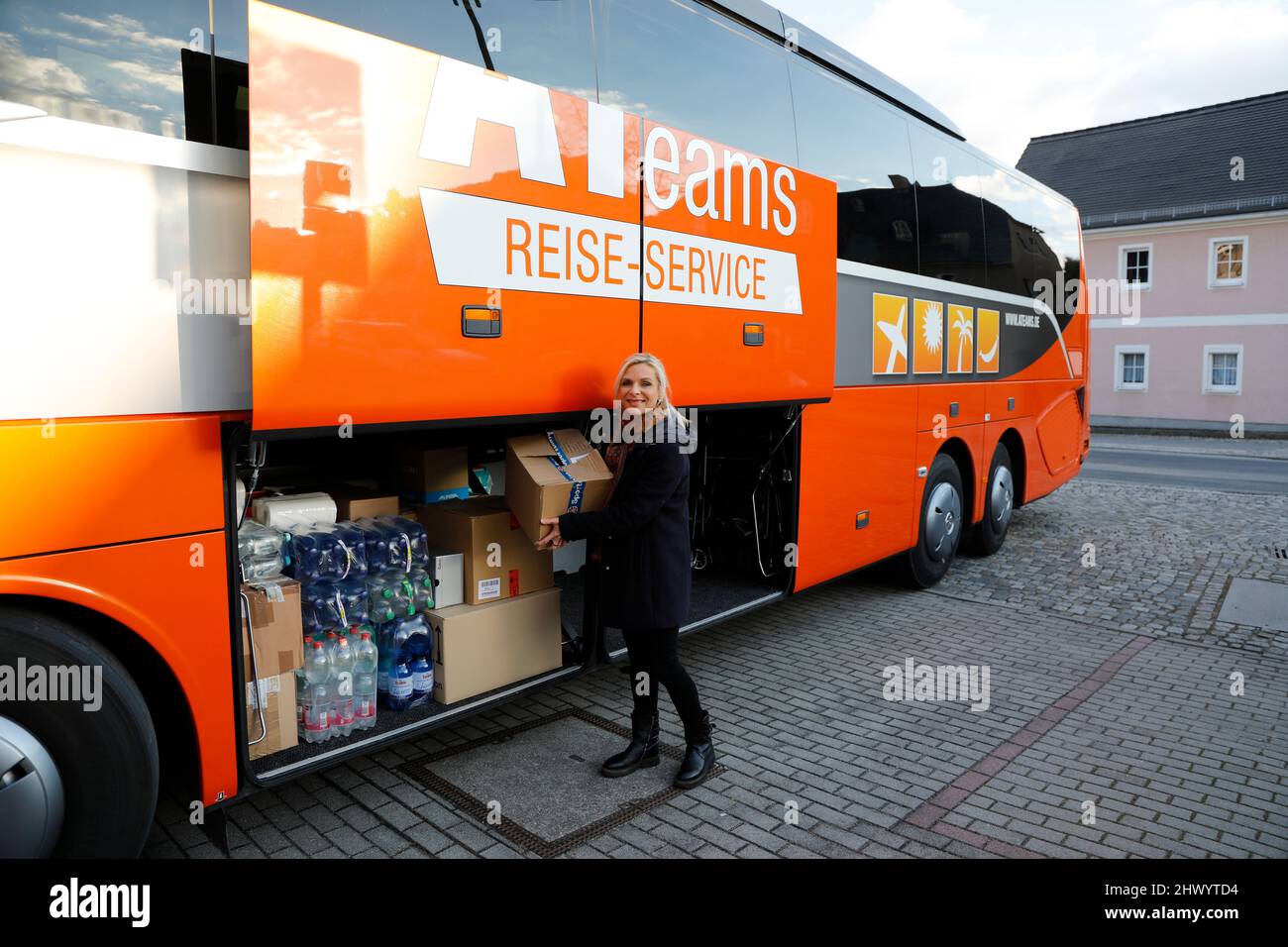 Uta Bresan engagiert sich für die Bus Brücke und hilft beim beladen der Busse. Außerdem brachte sie einen Kofferraum voller Lebensmittel - Zwei Reiseb Stock Photo