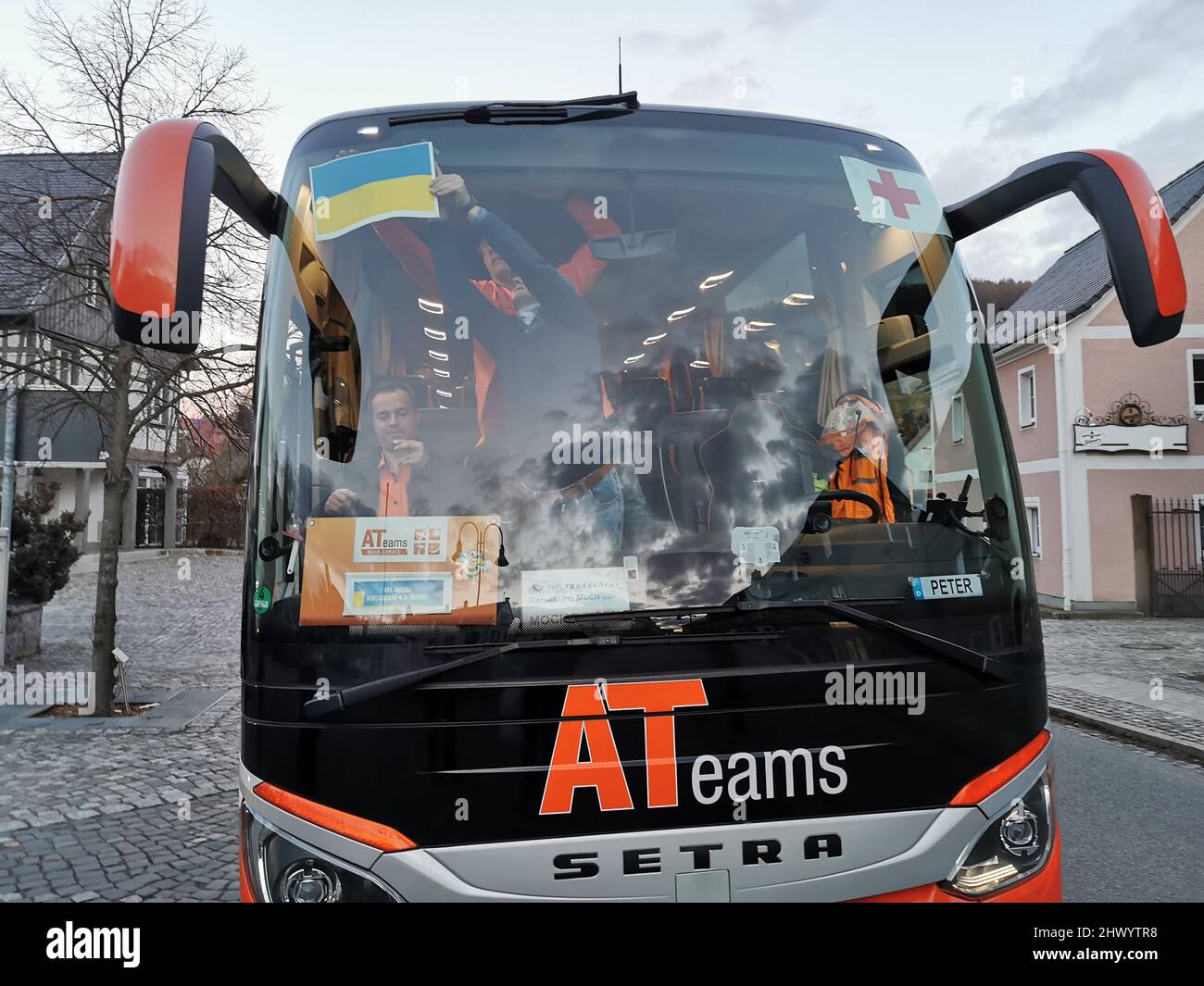 Kurz vor der Abfahrt sind die Busse gefüllt - Vorne kommt noch das Rote Kreuz und die Ukraine-Fahne an die Windschutzscheibe - Zwei Reisebusse aus der Stock Photo