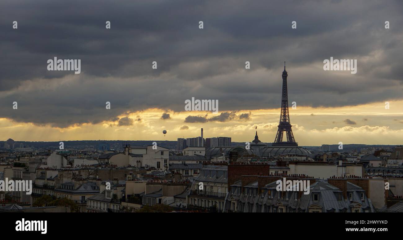 Coucher de soleil en automne - Paris (France) Stock Photo
