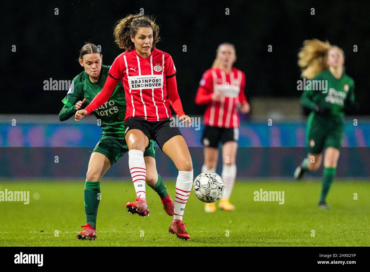 Eindhoven - Justine Brandau of Feyenoord V1, Melanie Bross of PSV Vrouwen during the match between PSV V1 v Feyenoord V1 at De Herdgang on 8 March 2022 in Eindhoven, Netherlands. (Box to Box Pictures/Yannick Verhoeven) Stock Photo