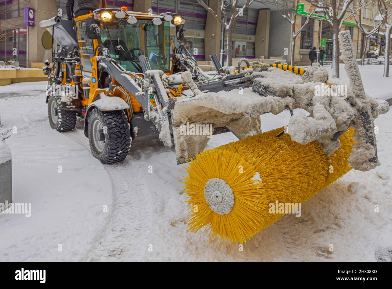 https://c8.alamy.com/comp/2HX08XD/belgrade-serbia-january-22-2022-power-brush-machine-snow-removal-city-street-cleaning-2HX08XD.jpg