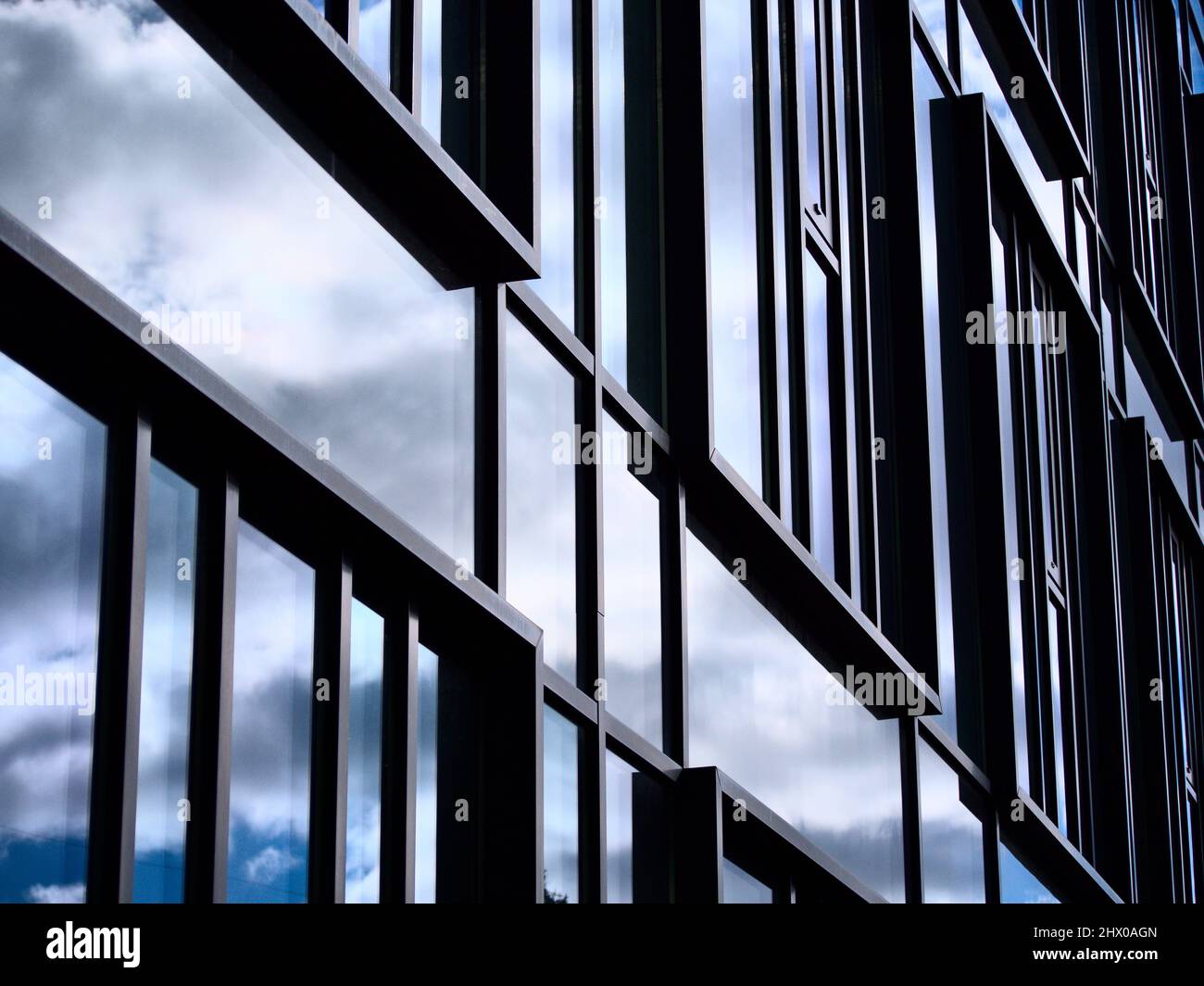 Reflection of blue sky in office building facade Stock Photo - Alamy