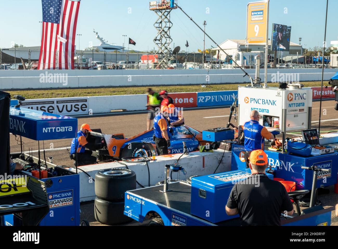 st-petersburg-grand-prix-pit-crews-stock-photo-alamy