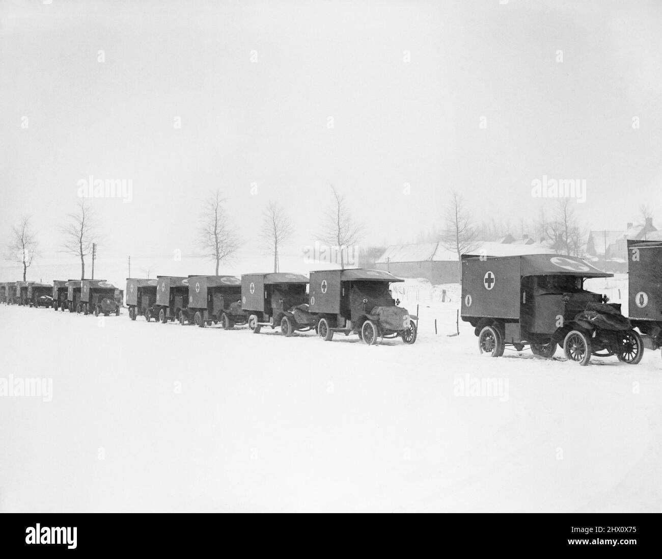 The 27th Motor Ambulance Convoy of the Royal Army Medical Corps awaiting orders on the snow-covered Saint-Pol-sur-Ternoise-Arras road, February 1917. Stock Photo