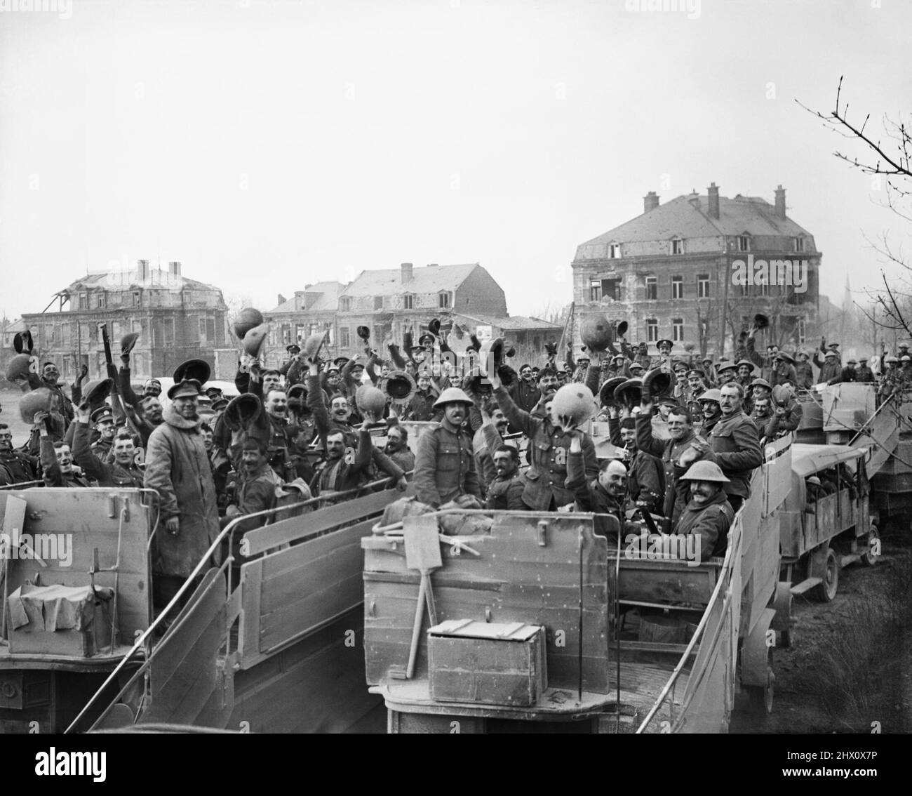 British troops embussing after the fighting at Monchy-le-Preux, which was taken by the King's Royal Rifle Corps and the Rifle Brigade, 37th Division. Arras, 28 April 1917. Stock Photo