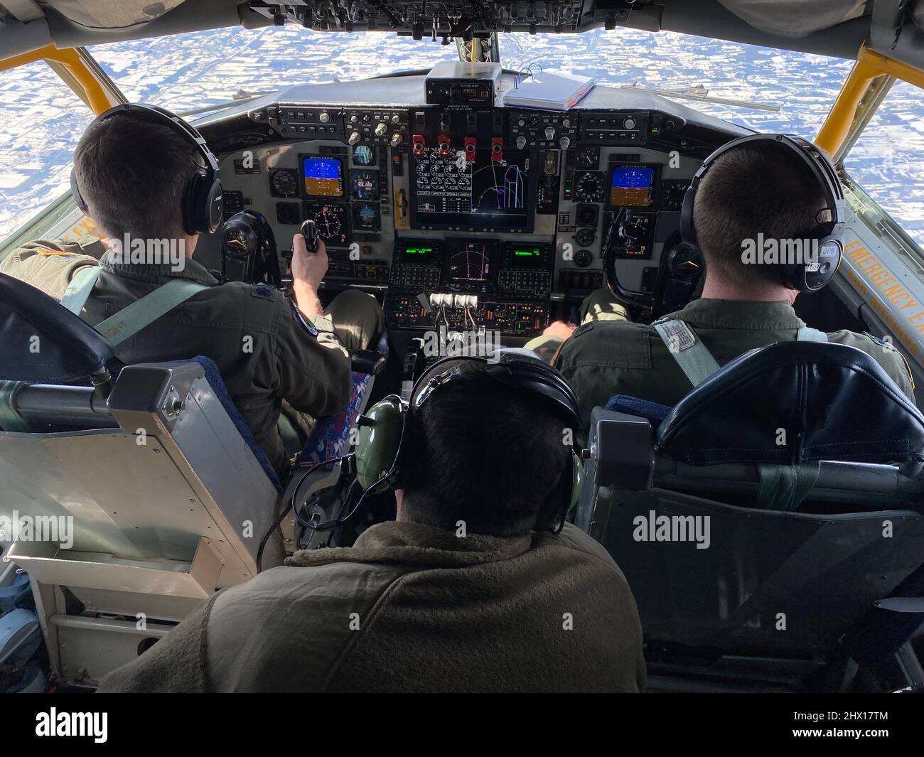 NIAGARA FALLS, N.Y. – U.S. Air Force pilots welcome Capt. David Shoemaker, a nurse assigned to a military medical team supporting Syracuse, New York, to the cockpit of a Boeing KC-135R aircraft during a visit to Niagara Falls Air Reserve Station in Niagara Falls, New York, Feb. 28, 2022. Northern Command, through U.S. Army North, remains committed to providing flexible Department of Defense support to the whole-of-government COVID response. (U.S. Army photo by Spc. Khalan Moore) Stock Photo