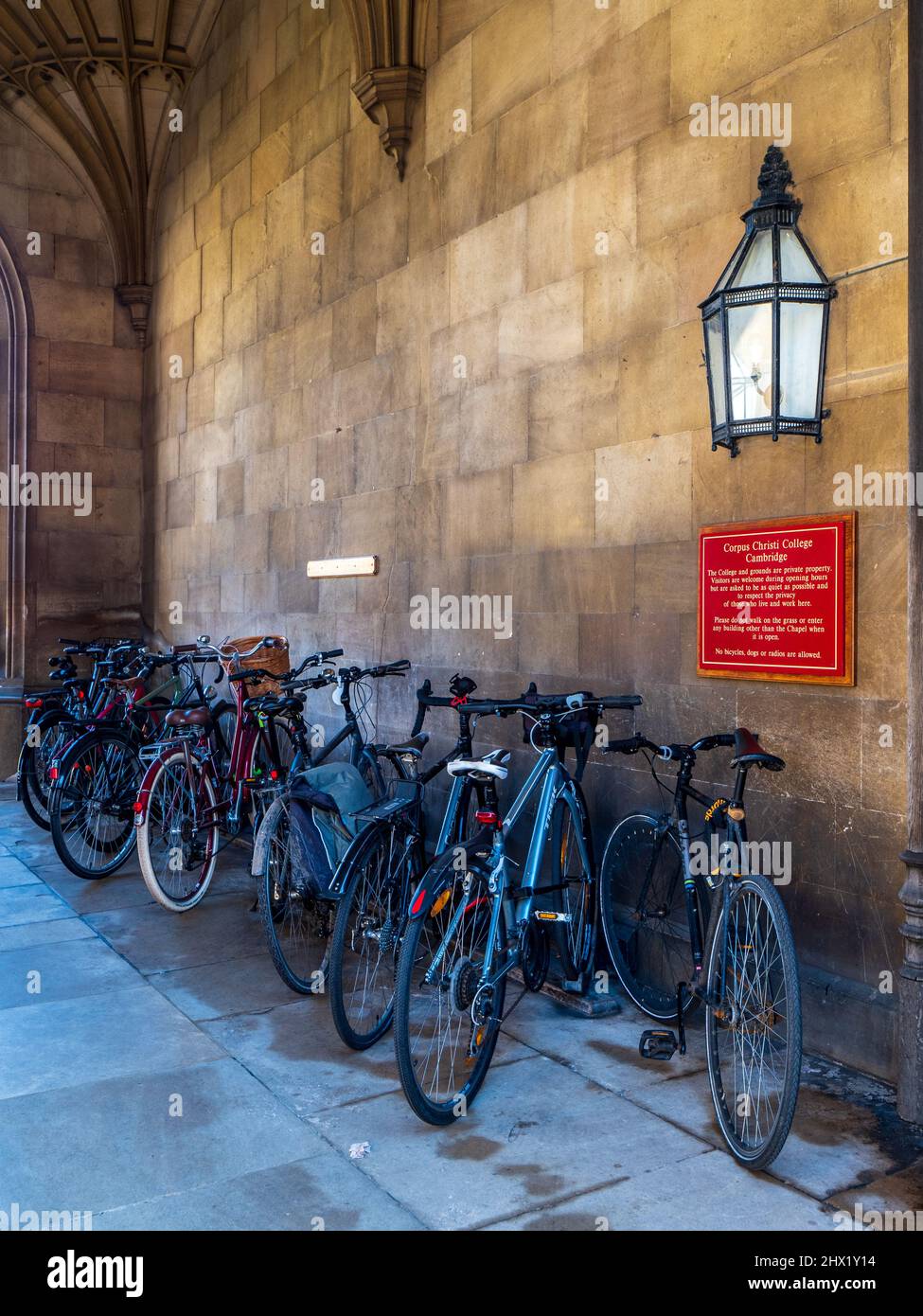 Cambridge Student Bikes - Bikes parked in the entrance to Corpus Christi College. part of the University of Cambridge. Stock Photo