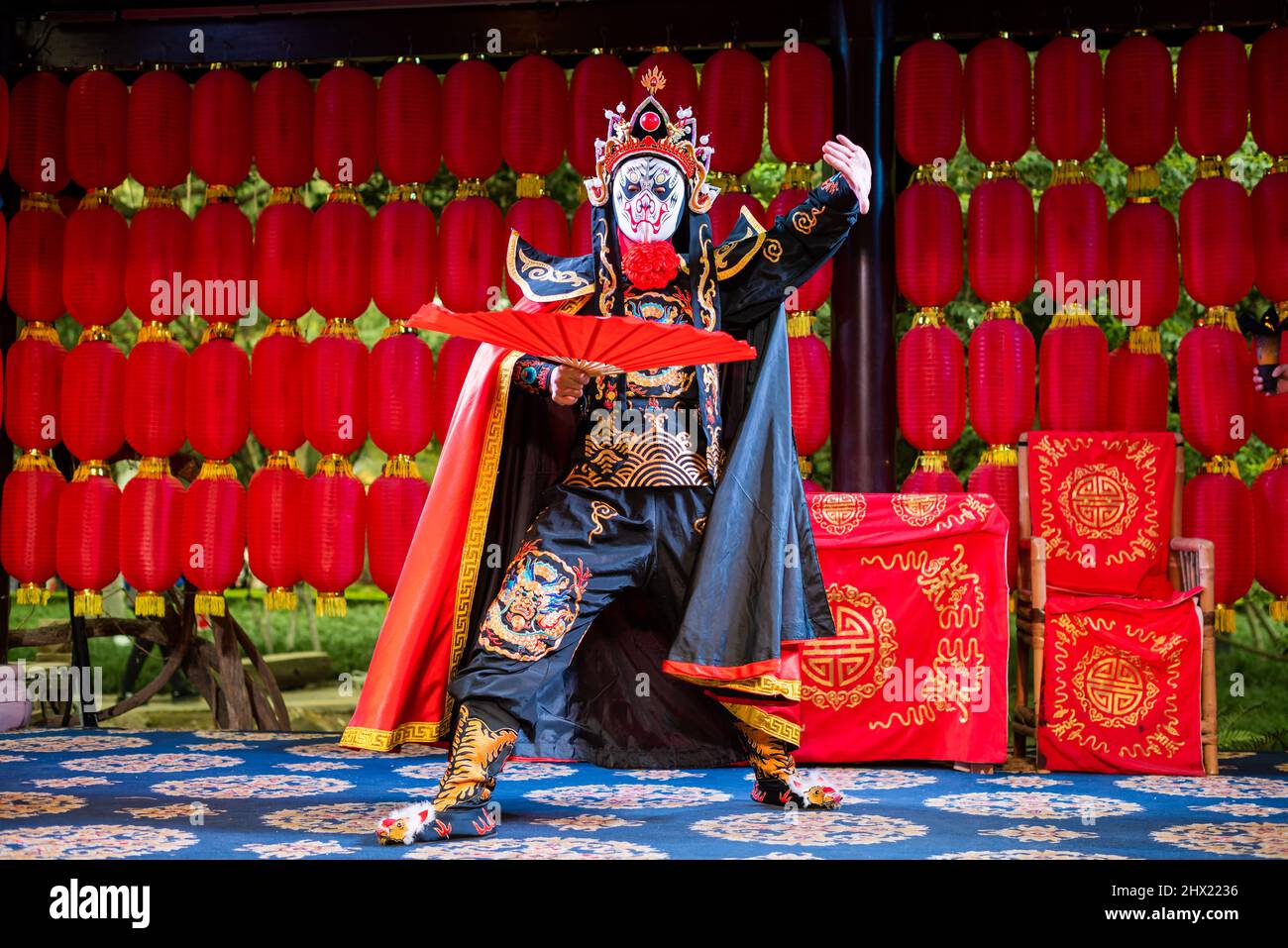 Sichuan opera mask changing - bian lian - performer in a Chinese teahouse Stock Photo