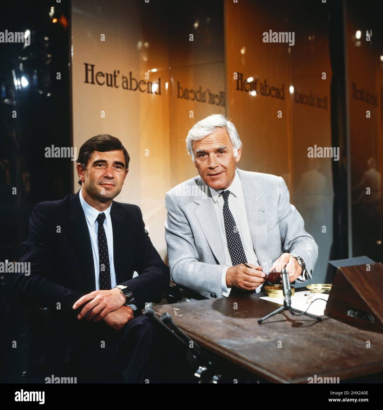 Heut' abend, Talkshow des Bayerischen Rundfunks, 1983, Gast: Erhard Keller, ehemaliger deutscher Eisschnellläufer und zweifacher Olympiasieger, 500 m Sprintdistanz, hier mit Moderator und Gastgeber: Joachim Fuchsberger. Heut abend, BR talk show, 1983, guest: Erhard Keller, former German speed skater and two-time Olympic champion, 500 m sprint distance, here with presenter and host: Joachim Fuchsberger. Stock Photo