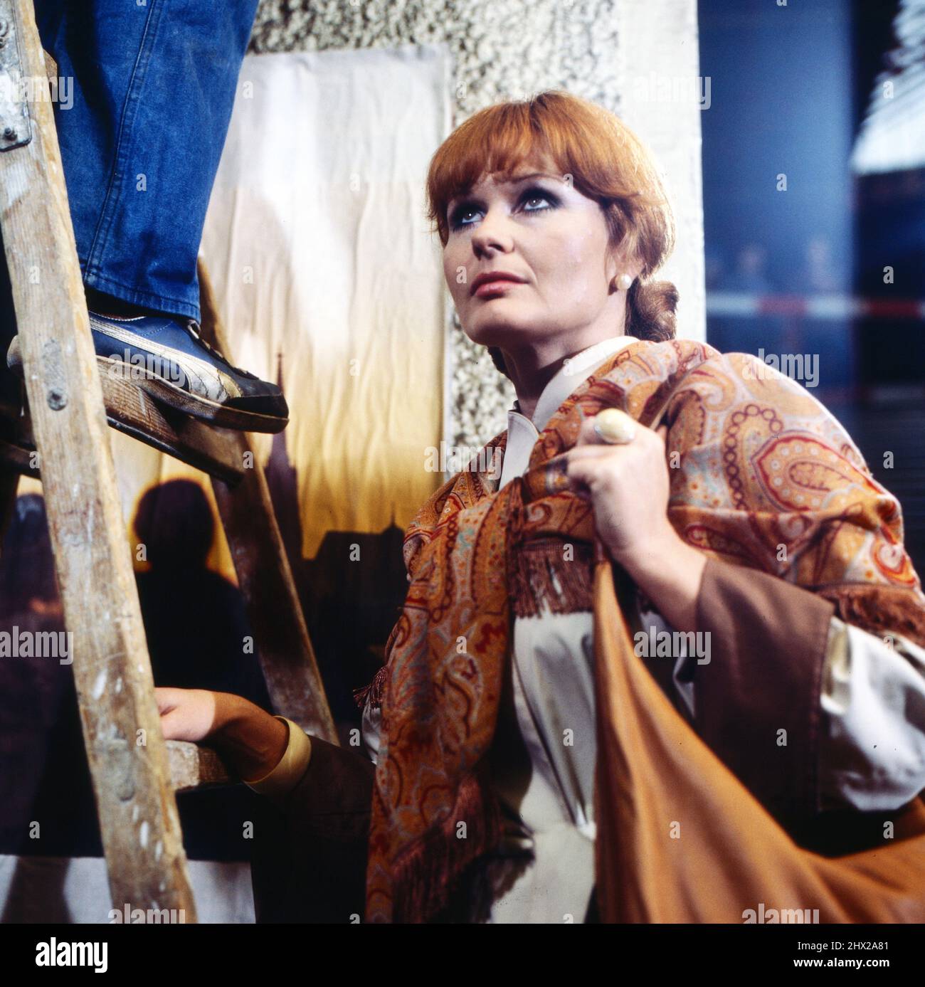 Jemand hat diesen schwarzen Himmel verlassen, Fernsehfilm des Bayerischen Rundfunks, 1981, eine filmische Annäherung an den österreichischen Dichter Georg Trakl, Regie: Lutz Hochstrate, Szene: Johanna Liebeneiner in der Hauptrolle. Jemand hat diesen schwarzen Himmel verlassen, TV film, BR, 1981, a cinematic approach to the Austrian poet Georg Trakl, directed by Lutz Hochstrate, scene: Johanna Liebeneiner in the leading role. Stock Photo