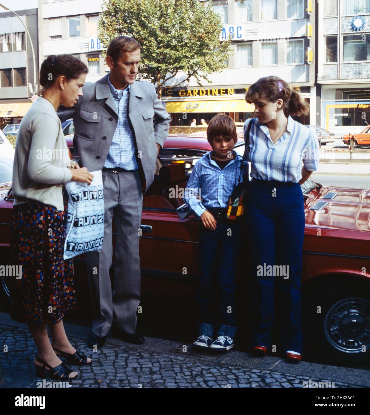 Ab mit dir ins Vaterland, ZDF Fernsehfilm, 1980, Szene:  Witta Pohl, Manfred Guenther, Patrick Martin, Gaby Roestel. Ab mit dir ins Vaterland, TV film, 1980, Scene: Witta Pohl, Manfred Guenther, Patrick Martin, Gaby Roestel Stock Photo