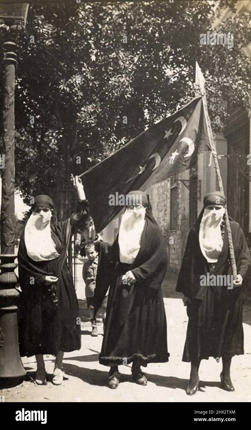 Female nationalists demonstrating in Cairo, 1919. The the UK unilaterally declared Egyptian independence on 28 February 1922, abolishing the Stock Photo