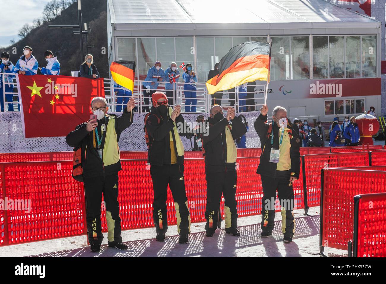 Yanqing (China) / National Alpine Center / 07.03.2022  Para Ski Alpin / Kombination: Team D mit DBS Präsident Friedhelm Julius Beucher (R) jubelt.   C Stock Photo