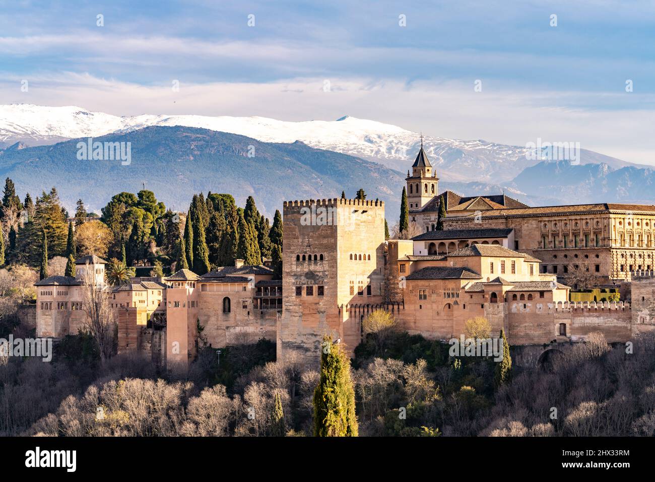 Blick Vom Mirador De San Nicolas Auf Alhambra Und Die Schneebedeckten blick-vom-mirador-de-san-nicolas-auf-alhambra-und-die-schneebedeckten