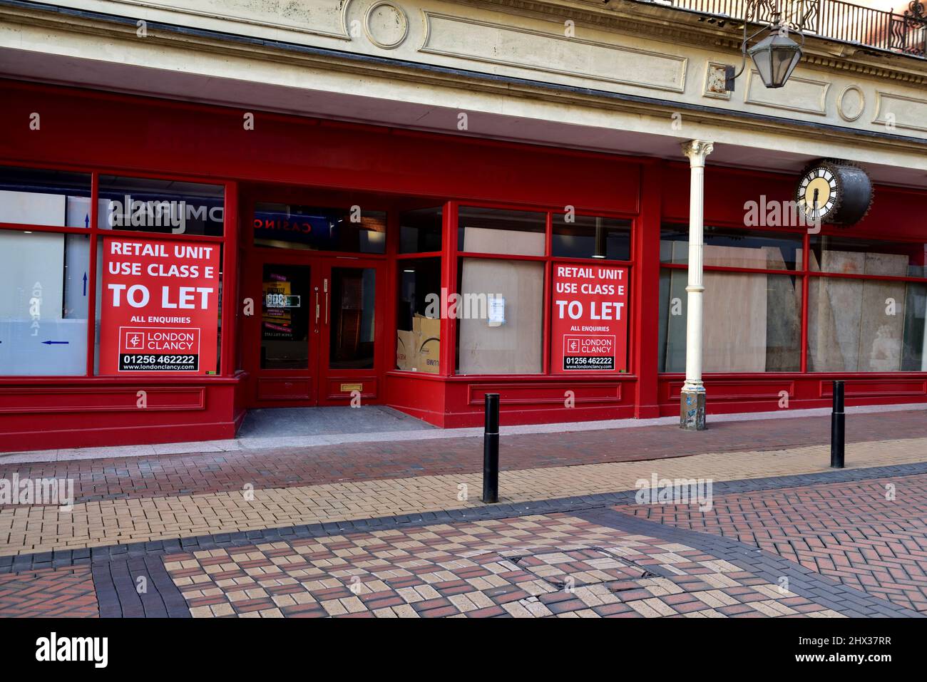 High street retail shop unit closed and for rent, to let, in pedestrianized street Basingstoke, UK Stock Photo