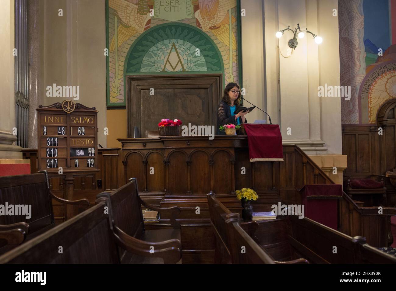 Interior methodist church hi-res stock photography and images - Page 3 -  Alamy