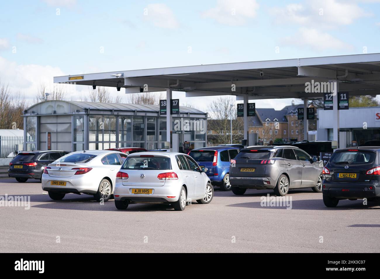 Drivers queue for fuel at a Sainsbury's fuel station in Biggleswade, Bedfordshire. Drivers and businesses have been hit by a record daily increase in diesel prices. Figures from data firm Experian Catalist show the average cost of a litre of the fuel at UK forecourts reached 165.2p on Tuesday, up nearly 3p on Monday's 162.3p. Picture date: Wednesday March 9, 2022. Stock Photo