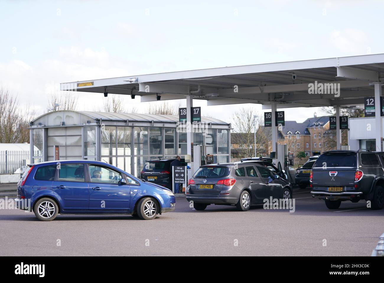 Drivers queue for fuel at a Sainsbury's fuel station in Biggleswade, Bedfordshire. Drivers and businesses have been hit by a record daily increase in diesel prices. Figures from data firm Experian Catalist show the average cost of a litre of the fuel at UK forecourts reached 165.2p on Tuesday, up nearly 3p on Monday's 162.3p. Picture date: Wednesday March 9, 2022. Stock Photo