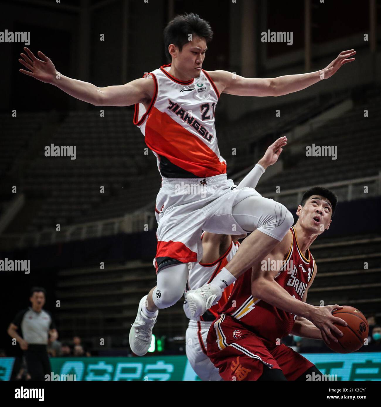 Shenyang. 9th Mar, 2022. Zhang Chunjun (R) of Shanxi Loongs vies with ...