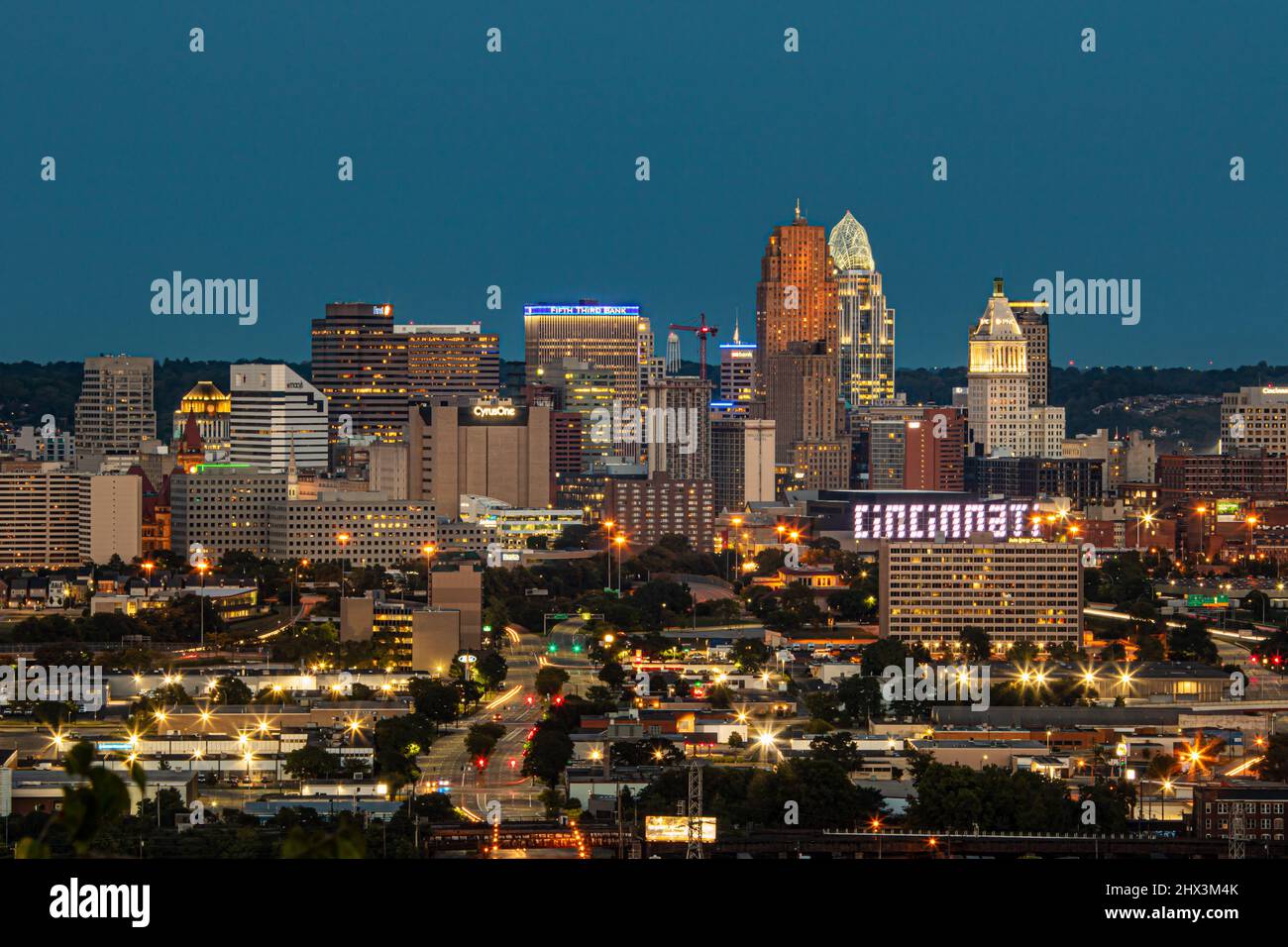 Cincinnati skyline as viewed from the west. Olden View Park, Matson Place, Cincinnati, Ohio, USA. Stock Photo