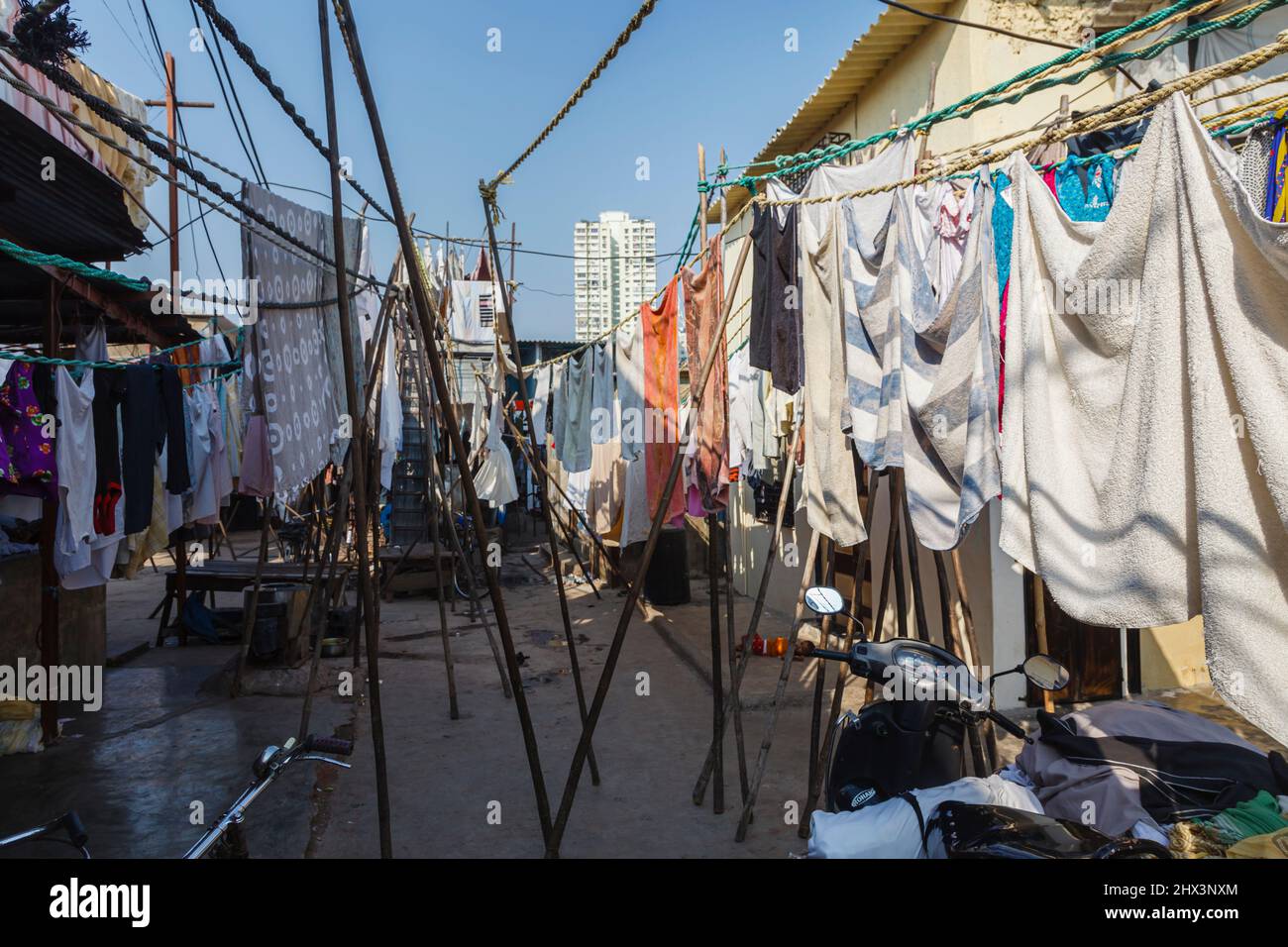 Fresh clean clothes and towels hanging out to dry, drying in the open air in Mahalaxmi Dhobi Ghat, a large open air laundromat in Mumbai, India Stock Photo