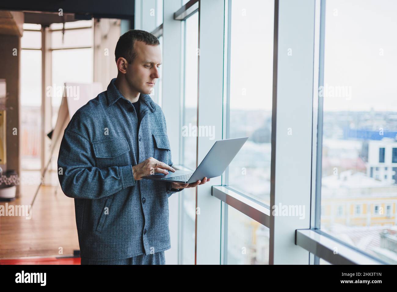 He is manager. Компьютер и человек. Компьютер и человек. Бизнес люди. Человек зам компьютером.