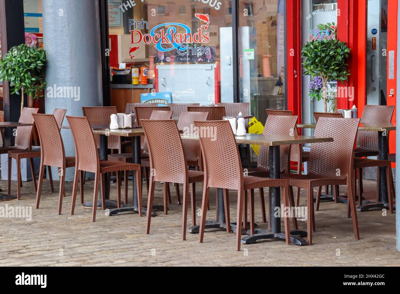 Outdoor seating at the Royal Albert Dock, Liverpool Stock Photo Alamy