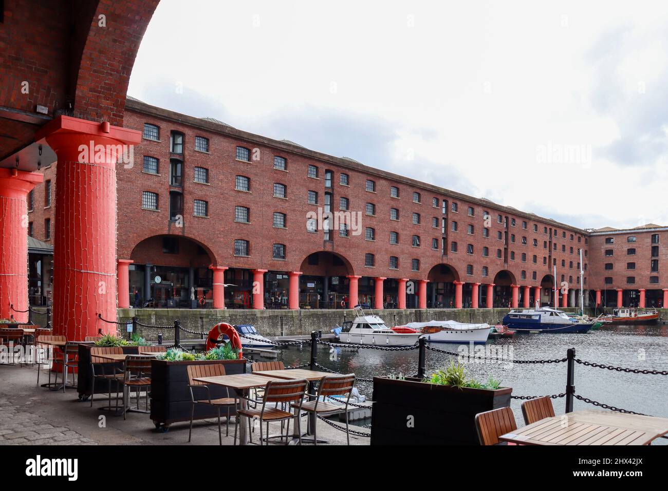 Outdoor seating at the Royal Albert Dock, Liverpool Stock Photo