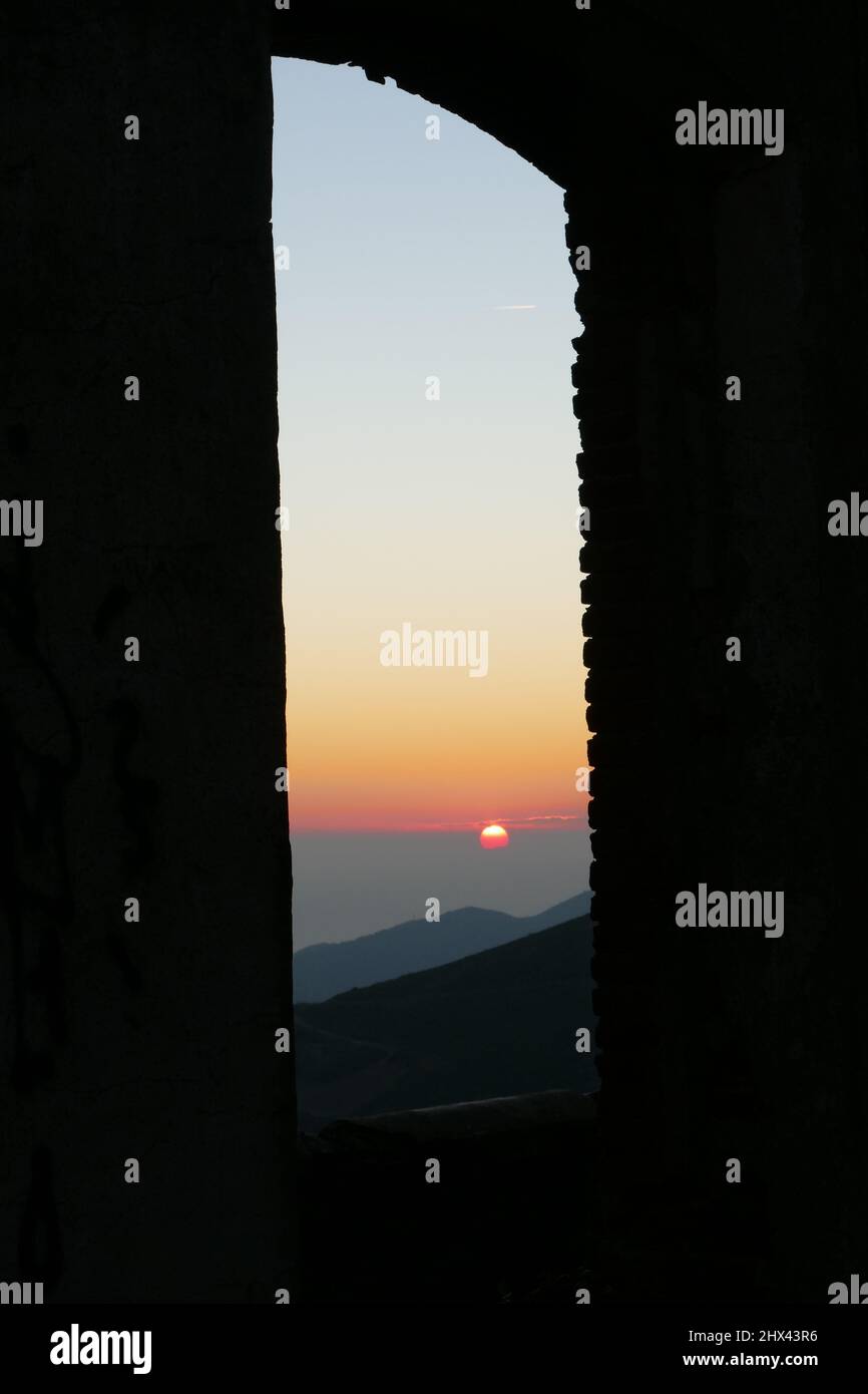 Sonnenaufgang im Ruinenfenster Stock Photo