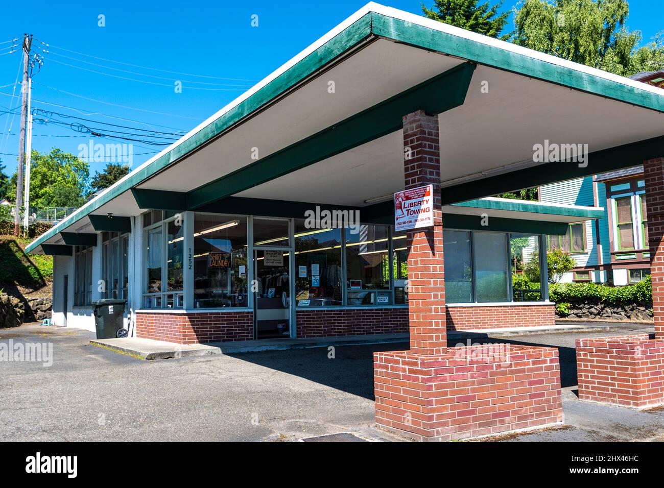 classic mid-century flat roof building with a drive-thru for a cleaners that is still in operation Stock Photo