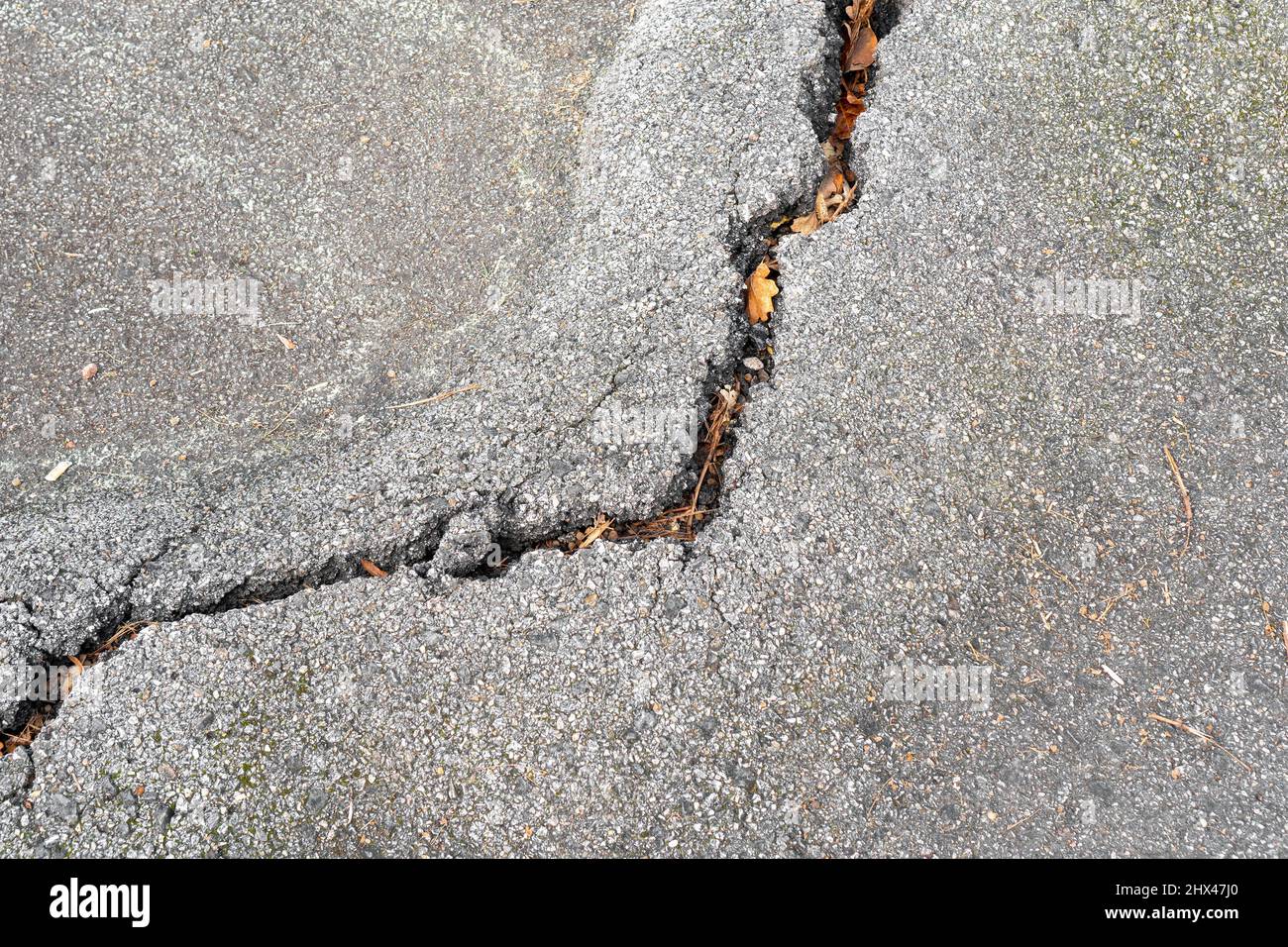 Earthquake damage road split hi-res stock photography and images - Alamy