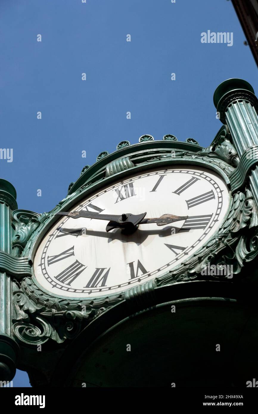 PUBLIC CLOCK MARSHALL FIELD COMPANY BUILDING STATE STREET CHICAGO
