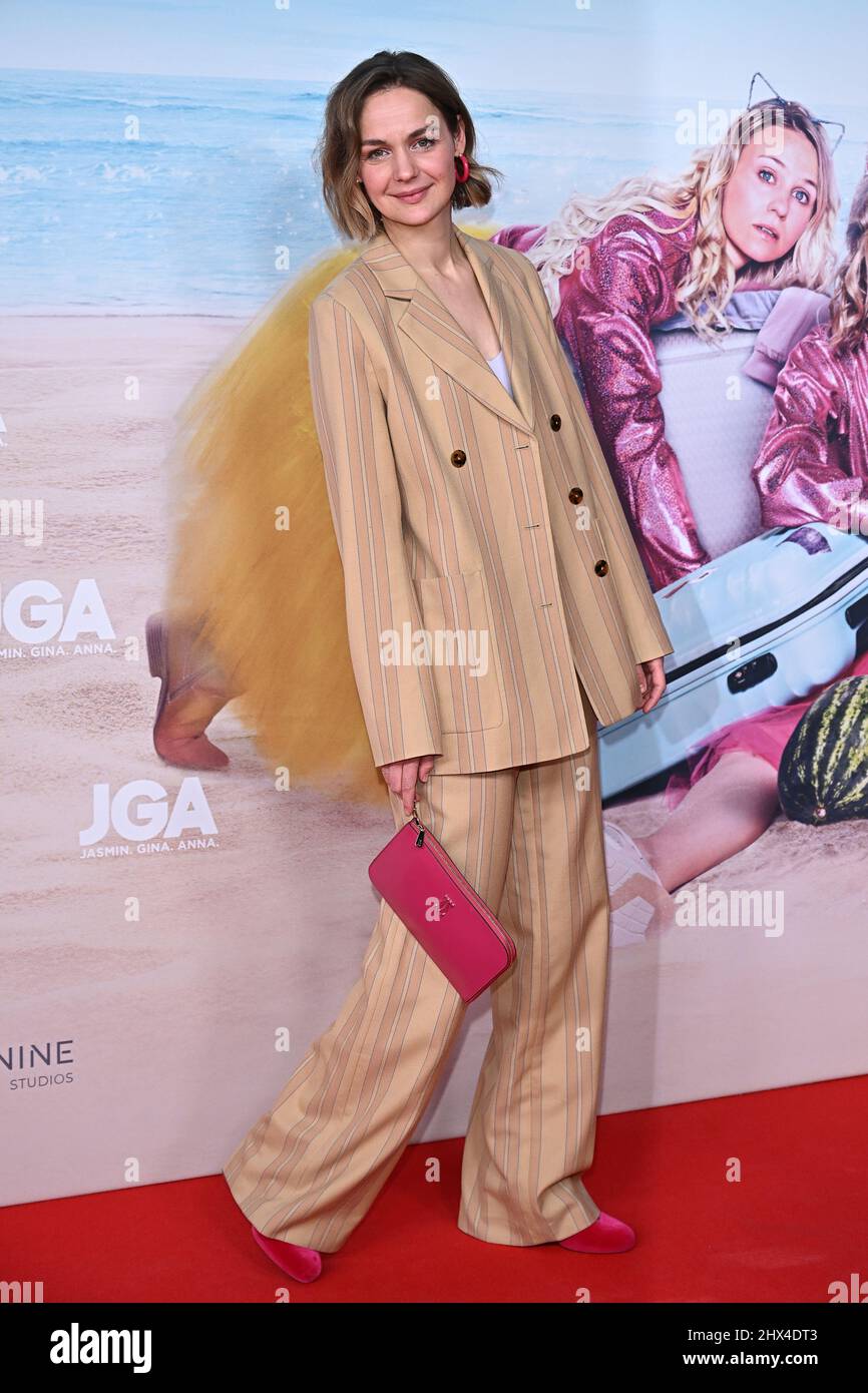 Munich, Germany. 09th Mar, 2022. Actress Luise Heyer stands during the premiere of the film 'JGA: Jasmin. Gina. Anna.' at the Mathäser Filmpalast on the red carpet. Credit: Lennart Preiss/dpa/Alamy Live News Stock Photo